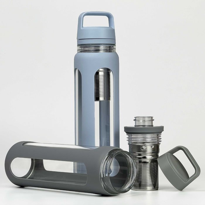 customized 600ml borosilicate glass tea bottle with infuser and silicone sleeve and hanle lid